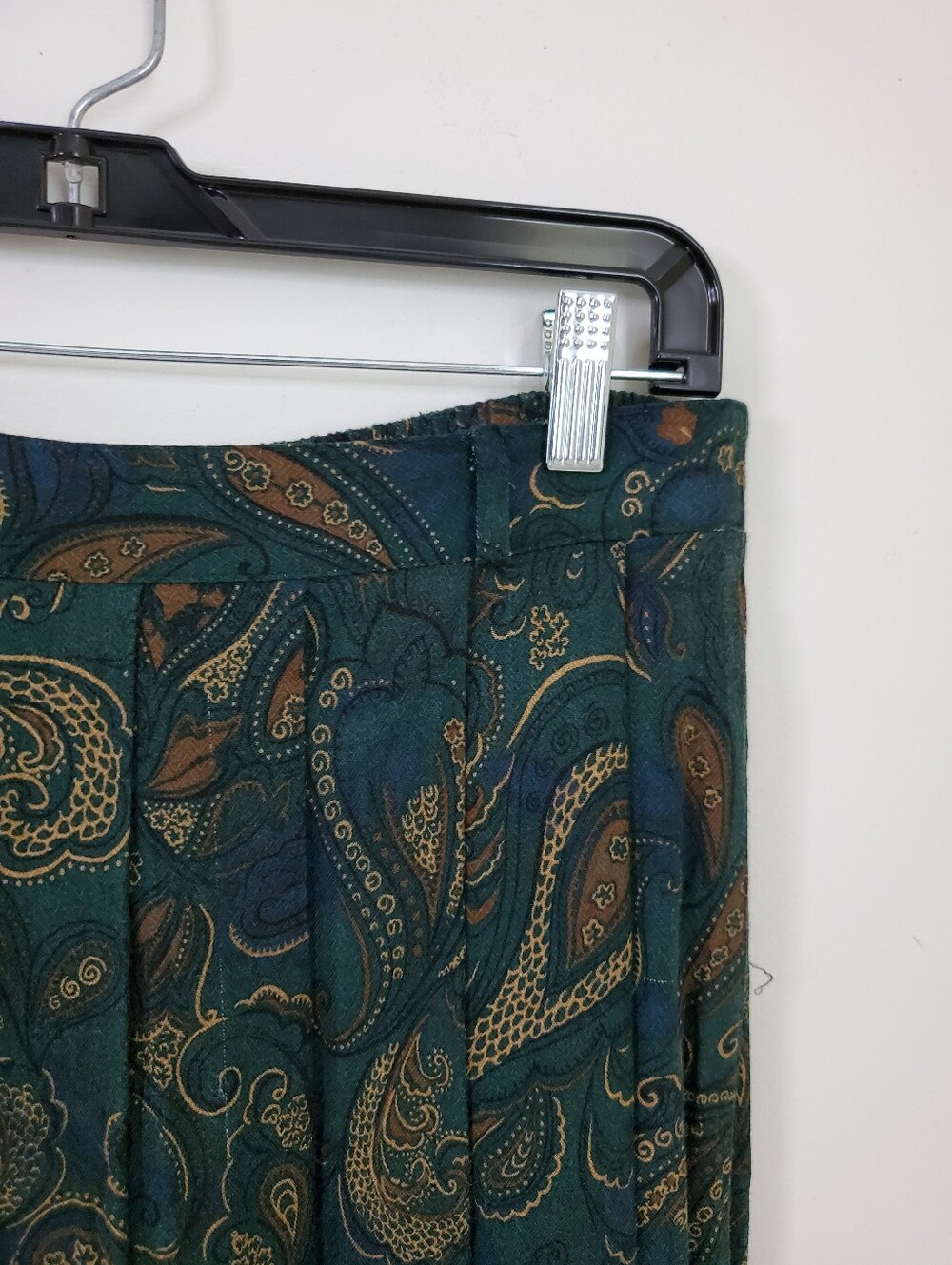 Sag Harbor Forest Green Paisley Print Pleated Midi Skirt - Picture 8 of 9